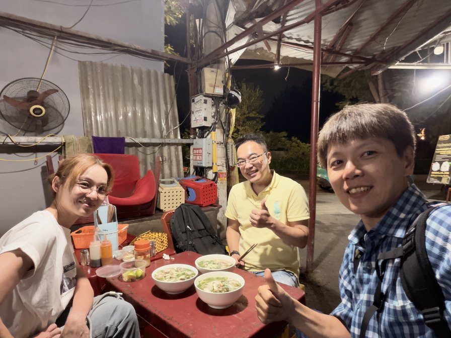三個人在路邊攤吃第一碗河粉