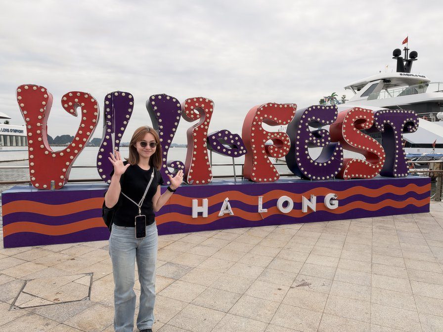 碼頭邊的 WILFEST HA LONG 字樣