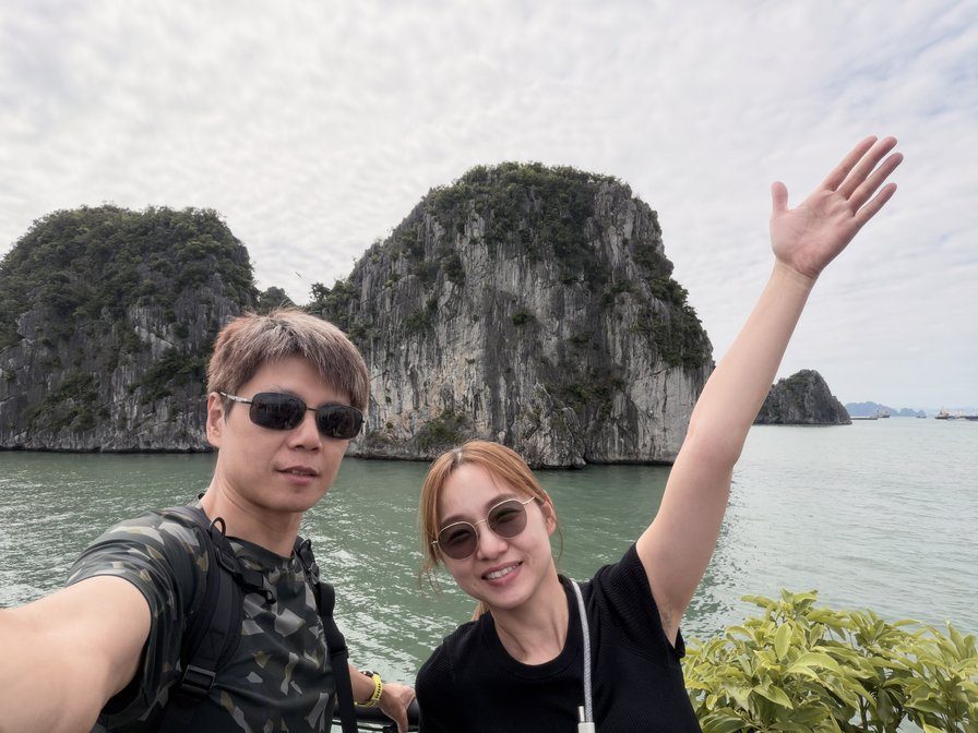 船上自拍，背後是下龍灣的山與海
