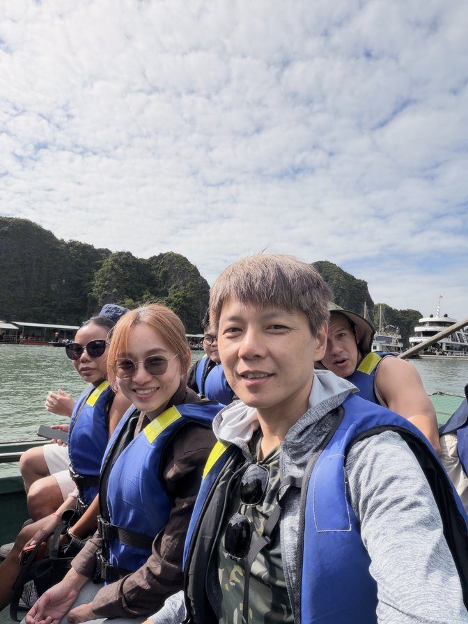 穿上救生衣，換坐小船