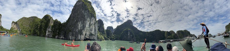 被山圍起來的水面，有人在划獨木舟