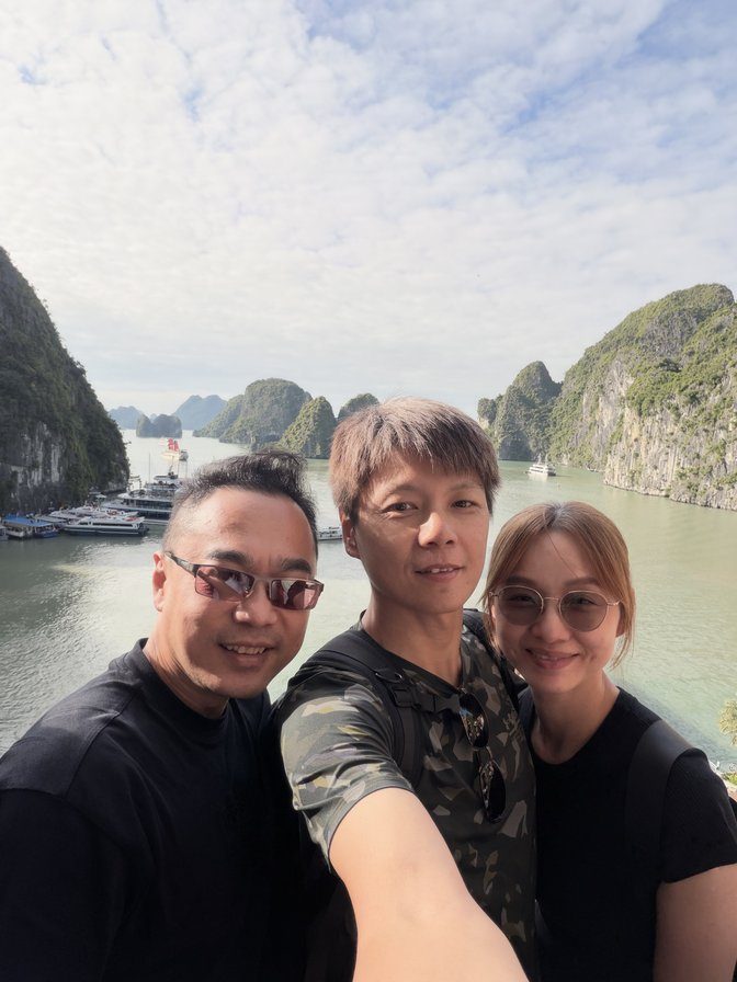 驚訝洞口回望海灣的三人合照