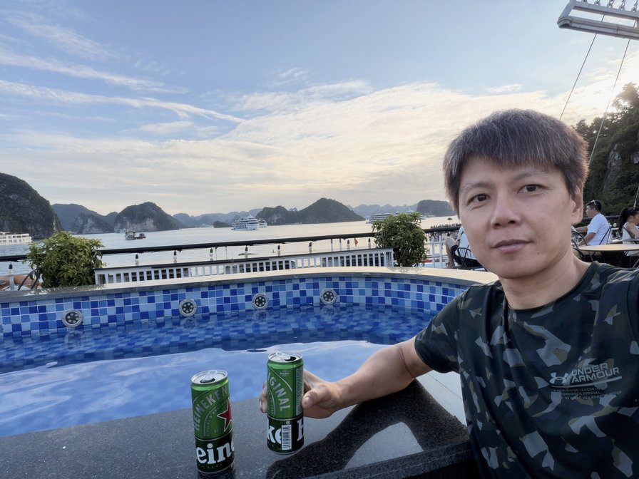 甲板泳池旁的兩罐海尼根