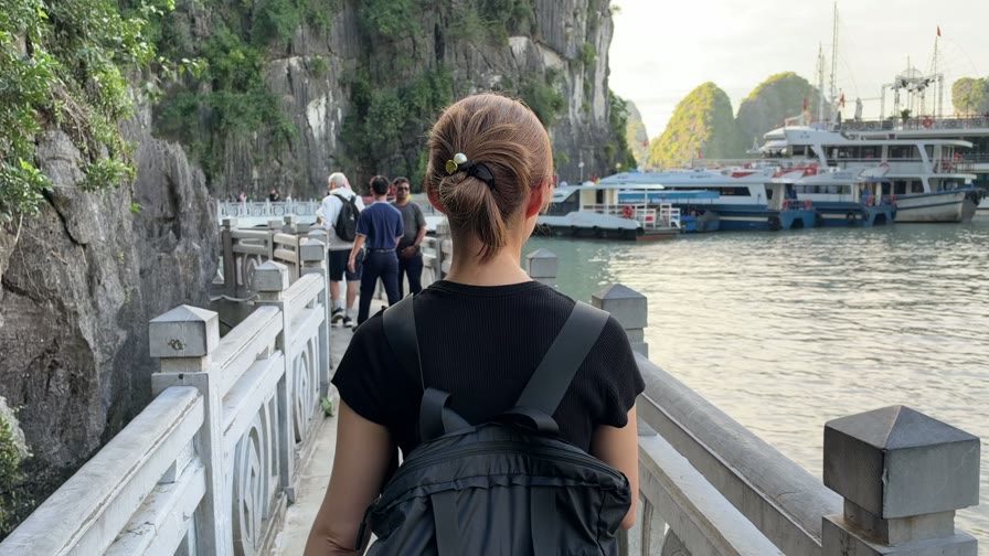 沿著白色欄杆的步道走回船上