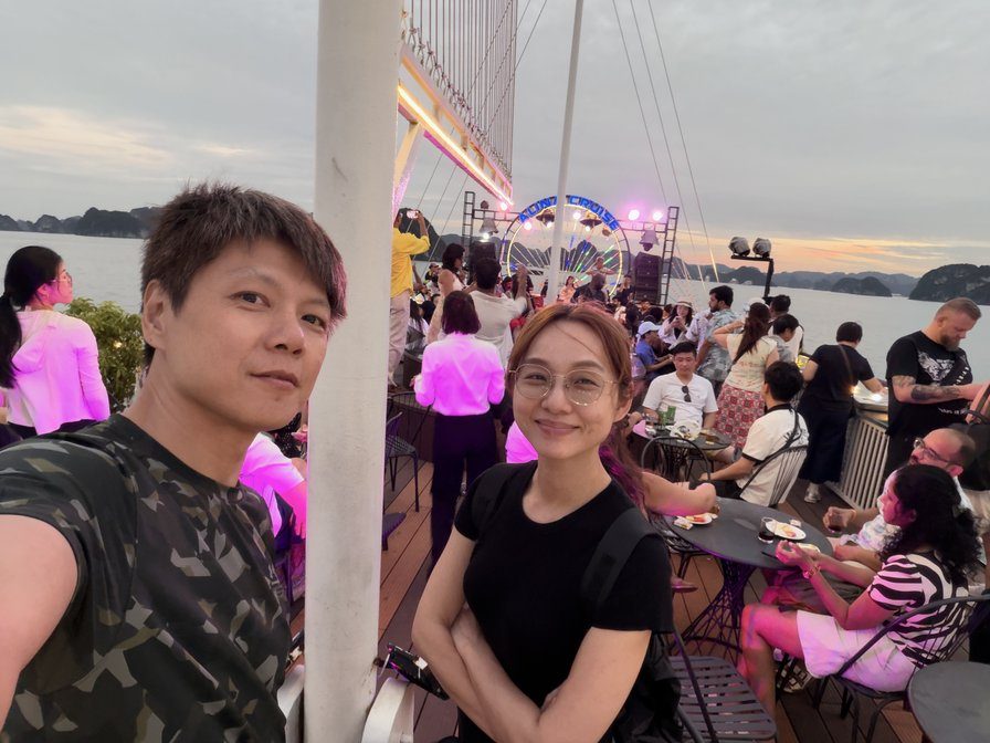 Sunset Party 的甲板，遠處有摩天輪
