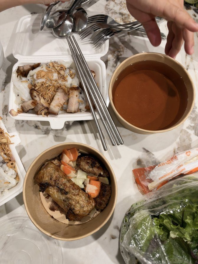 深夜的外送：蒸米卷、蟹肉春捲