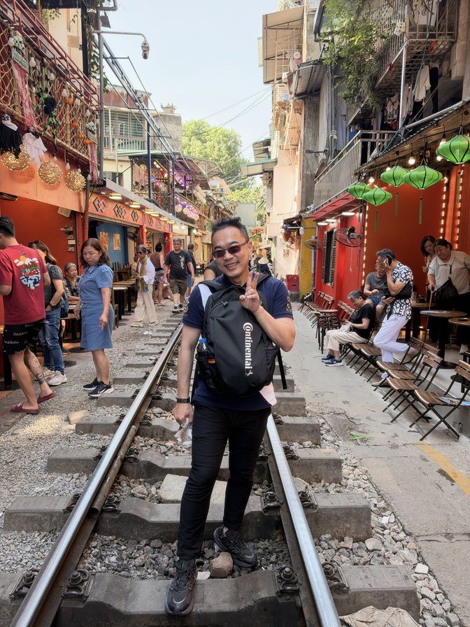 上午的火車街，鐵軌兩旁就是店家
