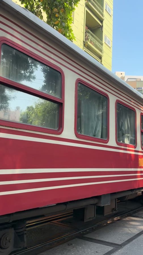 紅色火車車廂從身邊經過