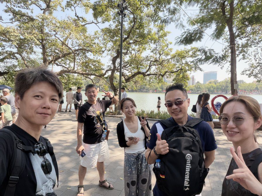 還劍湖邊的五人合照