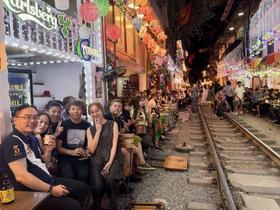 夜晚的火車街，五個人坐在鐵軌邊