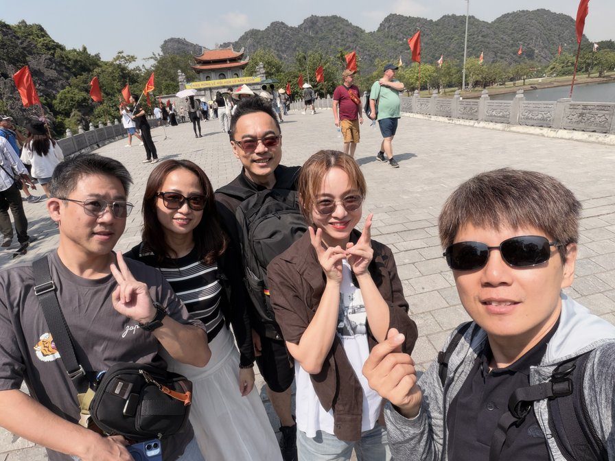 華閭廣場上的五人合照