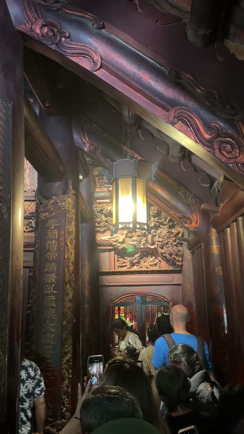 華閭古都廟宇裡的雕花柱與門框