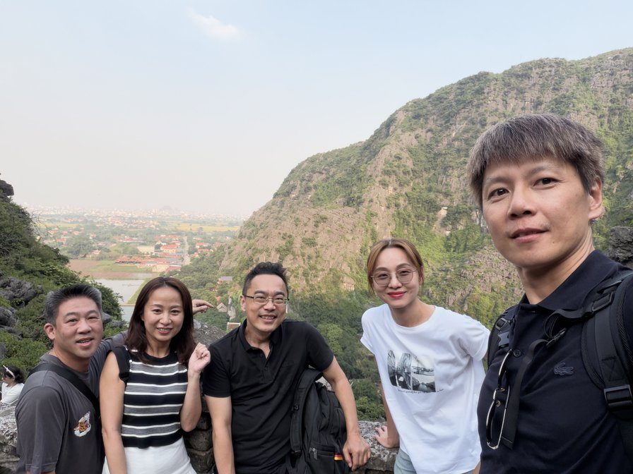 舞洞半山腰的五人合照