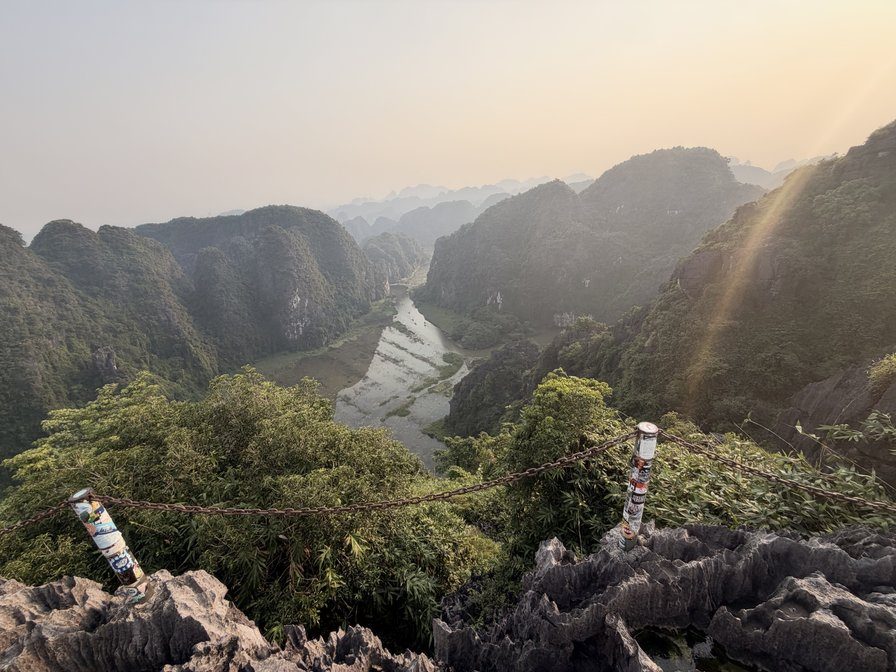 舞洞山頂俯瞰山間的河道