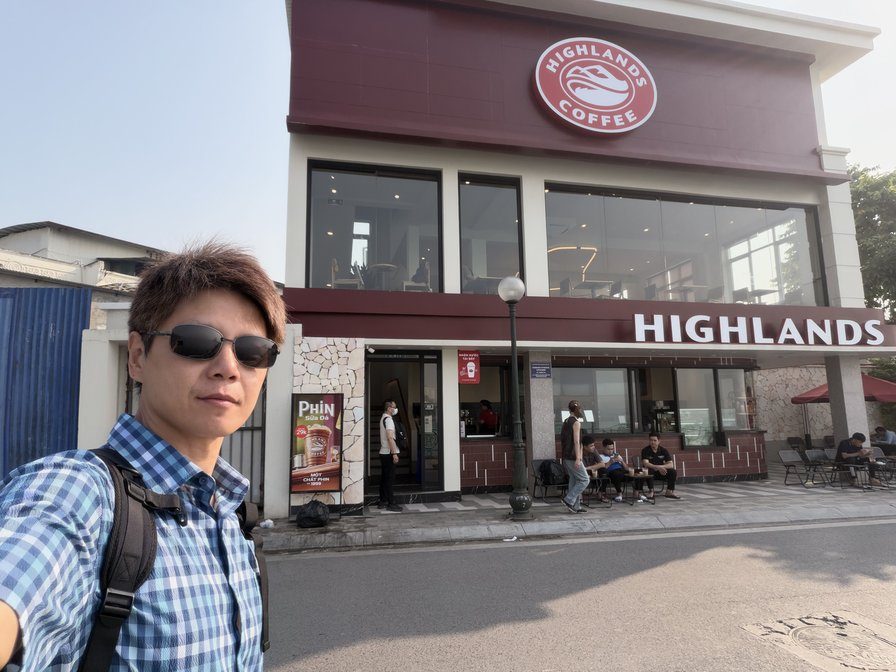 湖邊的 Highlands Coffee