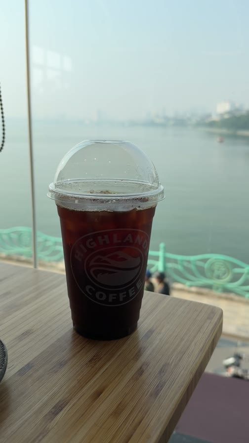 一杯冰咖啡和窗外的湖