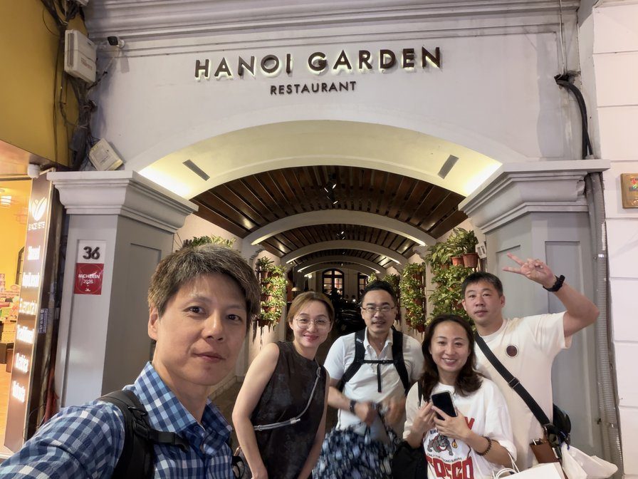 Hanoi Garden 門口的五人合照