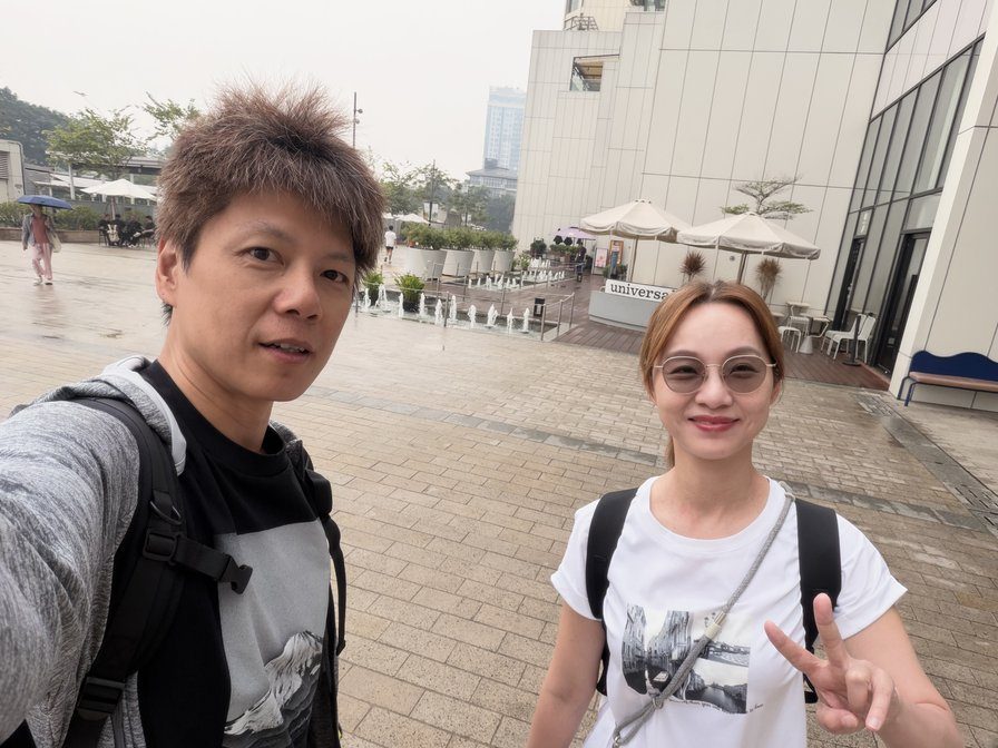 Lotte Mall West Lake 前的合照