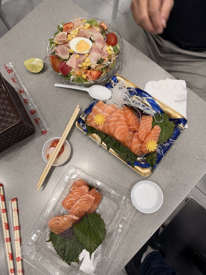 商場裡的生魚片和沙拉